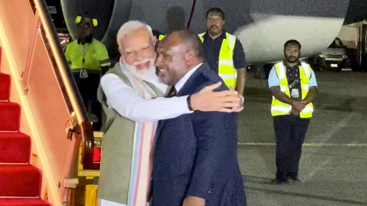 মোদী পাপুয়া নিউ গিনিতে পা রাখতেই পা ছুঁয়ে প্রণাম 