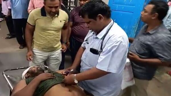 ভরতপুরে তৃণমূলের গোষ্ঠী দ্বন্দ্ব! মার পাল্টা মারে আহত বেশ কয়েকজন ভর্তি হাসপাতালে ভরতপুরে তৃণমূলের গোষ্ঠী দ্বন্দ্ব! মার পাল্টা মারে আহত বেশ কয়েকজন ভর্তি হাসপাতালে