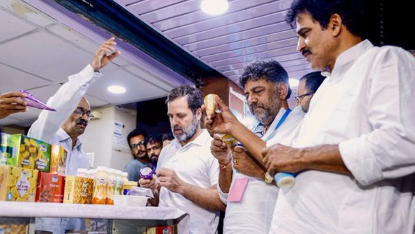 কর্নাটক নির্বাচনের ফলাফল ২০২৩: নন্দিনীর মিষ্টি ছাড়া জয় উদযাপন হয় না! বিজেপিকে খোঁচা কংগ্রেসের কর্নাটক নির্বাচনের ফলাফল ২০২৩: নন্দিনীর মিষ্টি ছাড়া জয় উদযাপন হয় না! বিজেপিকে খোঁচা কংগ্রেসের