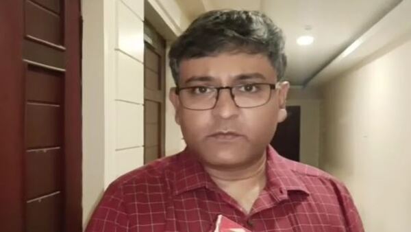 অ্যাম্বুল্যান্স না পেয়ে শিশুর দেহ ব্যাগে নিয়ে ফিরলেন বাবা! অমানবিক ঘটনায় কাঠগড়ায় উত্তরবঙ্গ মেডিক্যাল