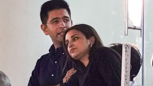 একসঙ্গে আইপিএলের ম্যাচ দেখতে এলেন রাঘব-পরিণীতি একসঙ্গে আইপিএলের ম্যাচ দেখতে এলেন রাঘব-পরিণীতি