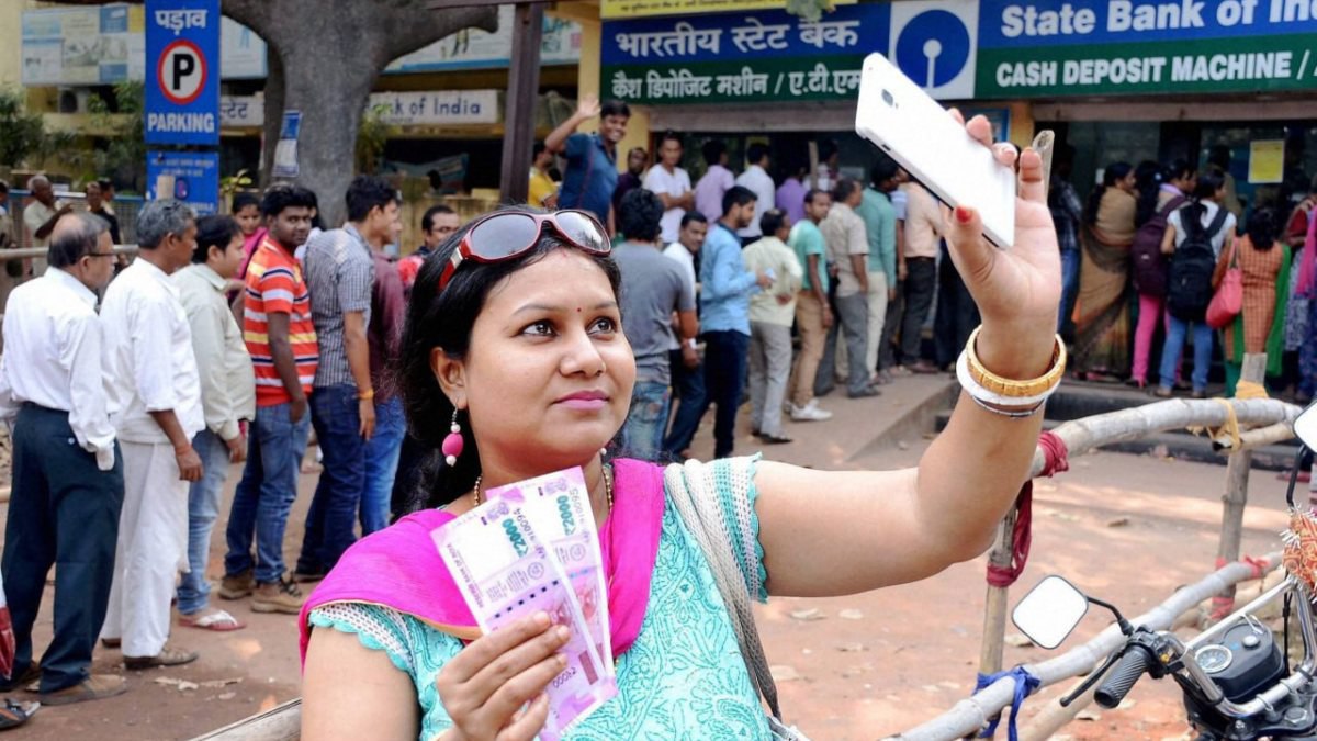 ২০১৬ সালের নভেম্বরে বাজারে আসার পরে ২০১৮-১৯ সালের মধ্যেই ২০০০ টাকার নোটের ছাপানো বন্ধ করে দেওয়া হয়