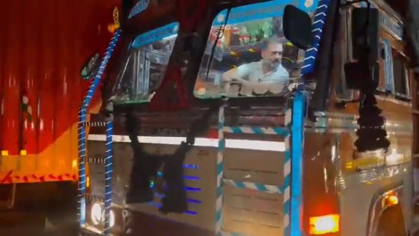 ট্রাকে চড়লেন রাহুল গান্ধী