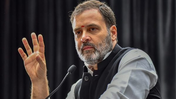  স্মৃতি ইরানিকে নিয়ে কংগ্রেসের নিখোঁজ পোস্টার! জবাব রাহুলের দিকে ঘোরালেন বিজেপির মন্ত্রী 