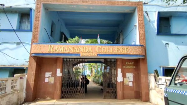 নব জোয়ারের ধাক্কায় পিছিয়ে গেল কলেজের পরীক্ষা নব জোয়ারের ধাক্কায় পিছিয়ে গেল কলেজের পরীক্ষা