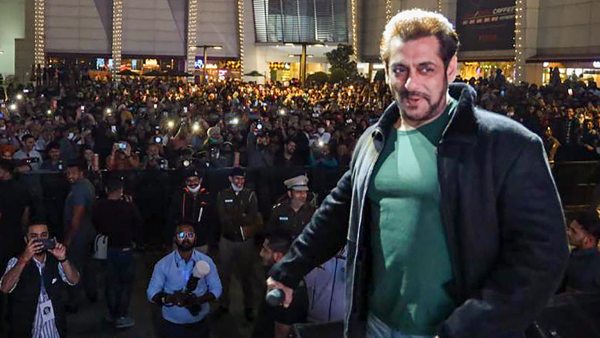 সাংবাদিকের কাছ থেকে বিয়ের প্রস্তাব পেলেন ভাইজান! সাংবাদিকের কাছ থেকে বিয়ের প্রস্তাব পেলেন ভাইজান!
