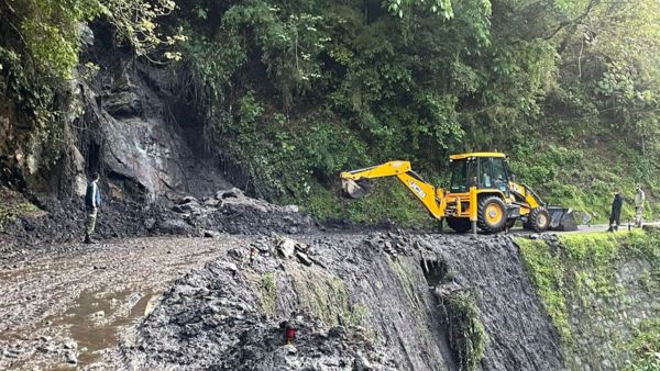 প্রবল বৃষ্টিতে সিকিমে ধস! প্রবল বৃষ্টিতে সিকিমে ধস!