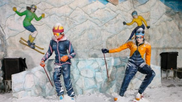 কলকাতাই নিন তুষারপাতের মজা