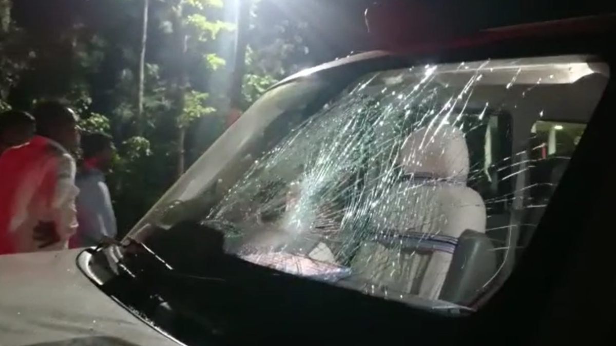 অভিষেকের কনভয়ে কুর্মিদের হামলা! অভিষেকের কনভয়ে কুর্মিদের হামলা!