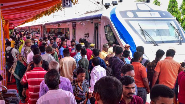 চাকা গড়াল বাংলার দ্বিতীয় বন্দে ভারত এক্সপ্রেসের