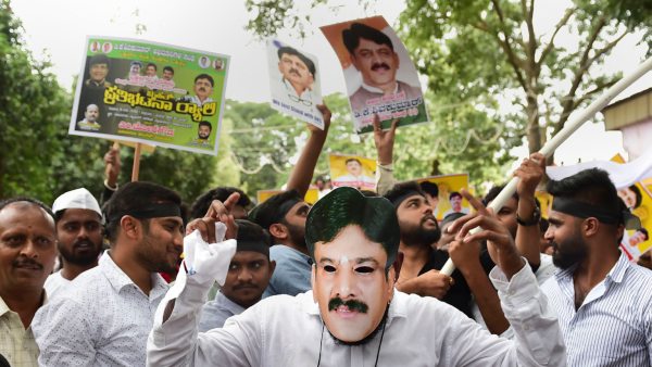 কংগ্রেস ভোক্কালিগা ও লিঙ্গায়েতদের সমর্থন হারিয়েছিল কংগ্রেস ভোক্কালিগা ও লিঙ্গায়েতদের সমর্থন হারিয়েছিল