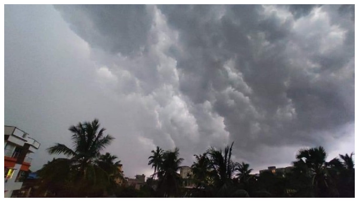 ঘূর্ণিঝড় মোখা বাসা বাঁধছে সাগরে