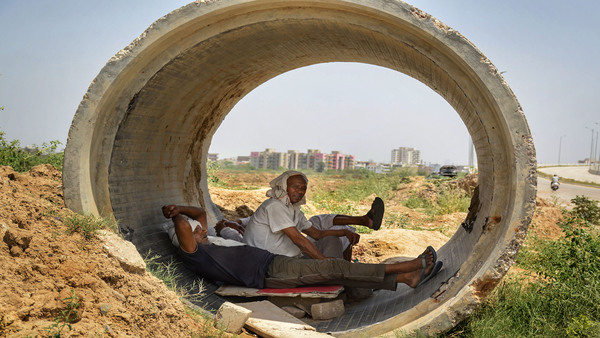 উত্তর ভারতের বেশ কিছু অংশে তাপমাত্রা পেরোল ৪৬ ডিগ্রি! ধূলোঝড়ের পাশাপাশি শিলাবৃষ্টির সতর্কবার্তা উত্তর ভারতের বেশ কিছু অংশে তাপমাত্রা পেরোল ৪৬ ডিগ্রি! ধূলোঝড়ের পাশাপাশি শিলাবৃষ্টির সতর্কবার্তা