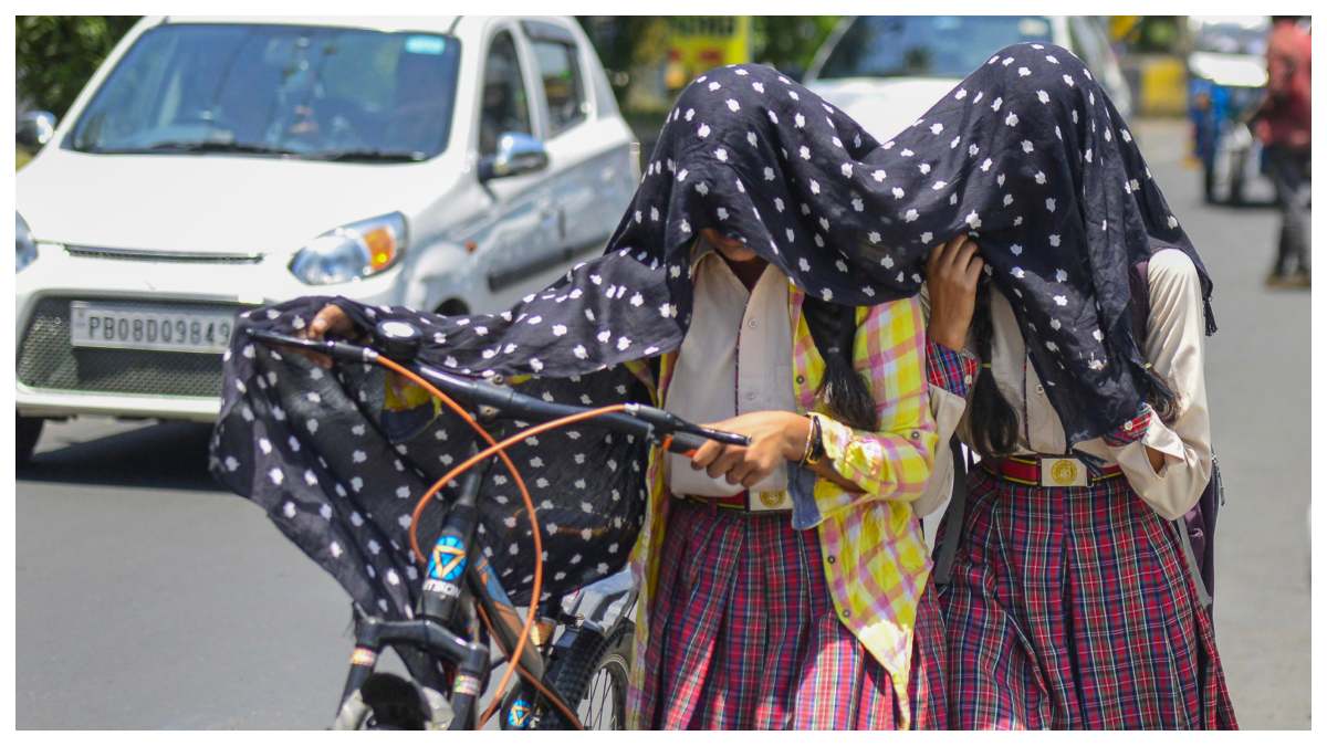 উত্তর ভারতের বেশ কিছু অংশে তাপমাত্রা পেরোল ৪৬ ডিগ্রি! ধূলোঝড়ের পাশাপাশি শিলাবৃষ্টির সতর্কবার্তা উত্তর ভারতের বেশ কিছু অংশে তাপমাত্রা পেরোল ৪৬ ডিগ্রি! ধূলোঝড়ের পাশাপাশি শিলাবৃষ্টির সতর্কবার্তা