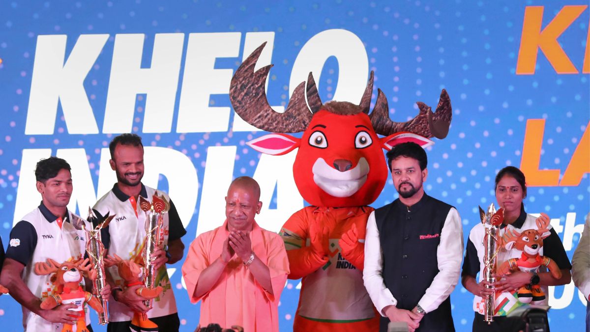 যোগীকে পাশে নিয়ে বললেন মোদীর মন্ত্রী যোগীকে পাশে নিয়ে বললেন মোদীর মন্ত্রী