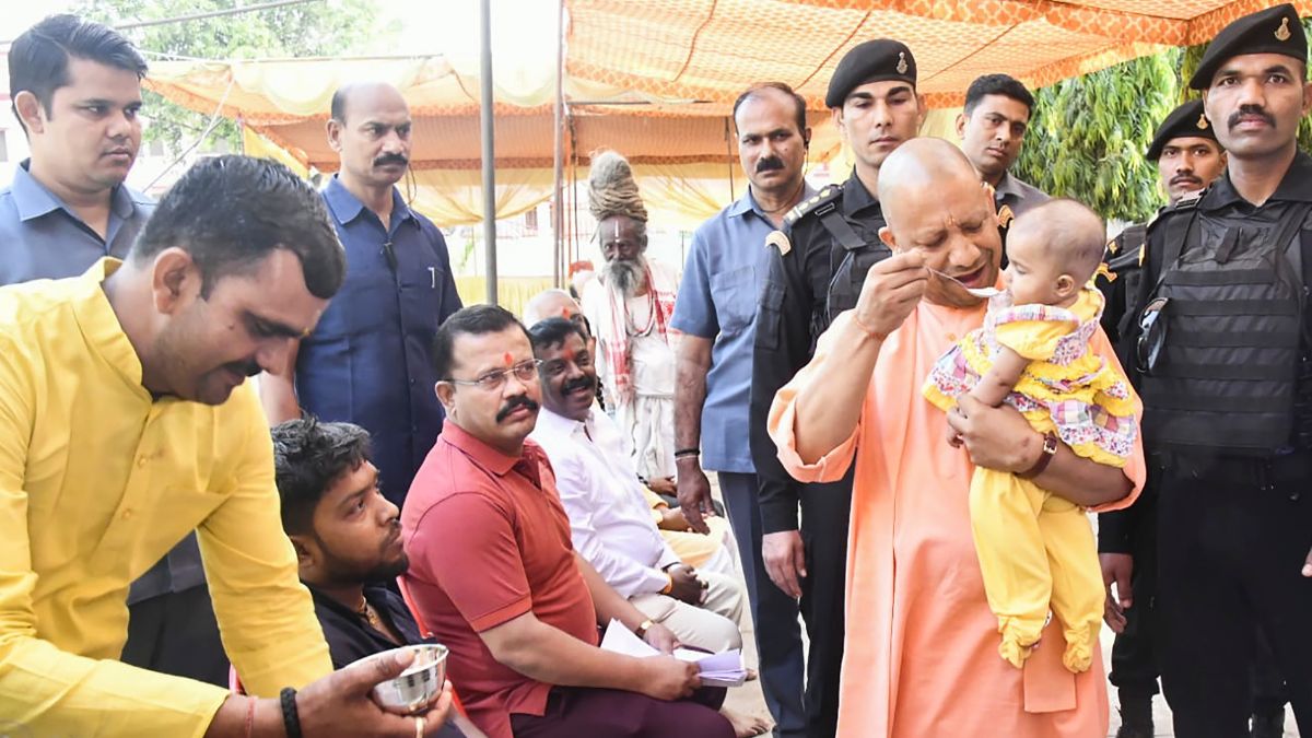 প্রতিবন্ধী সাফাই কর্মীর মেয়ের মুখে অন্নপ্রাসন করালেন যোগী! প্রতিবন্ধী সাফাই কর্মীর মেয়ের মুখে অন্নপ্রাসন করালেন যোগী!