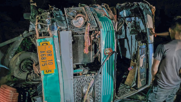 যাত্রী নিয়ে ব্রিজ থেকে নদী পড়ল মিনি ট্রাক,