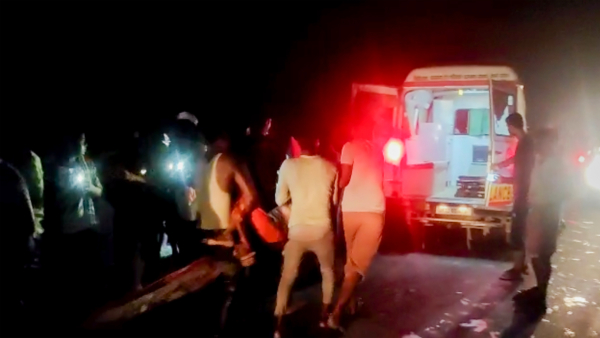 ব্রিজ থেকে নদীতে পড়ল গাড়ি,