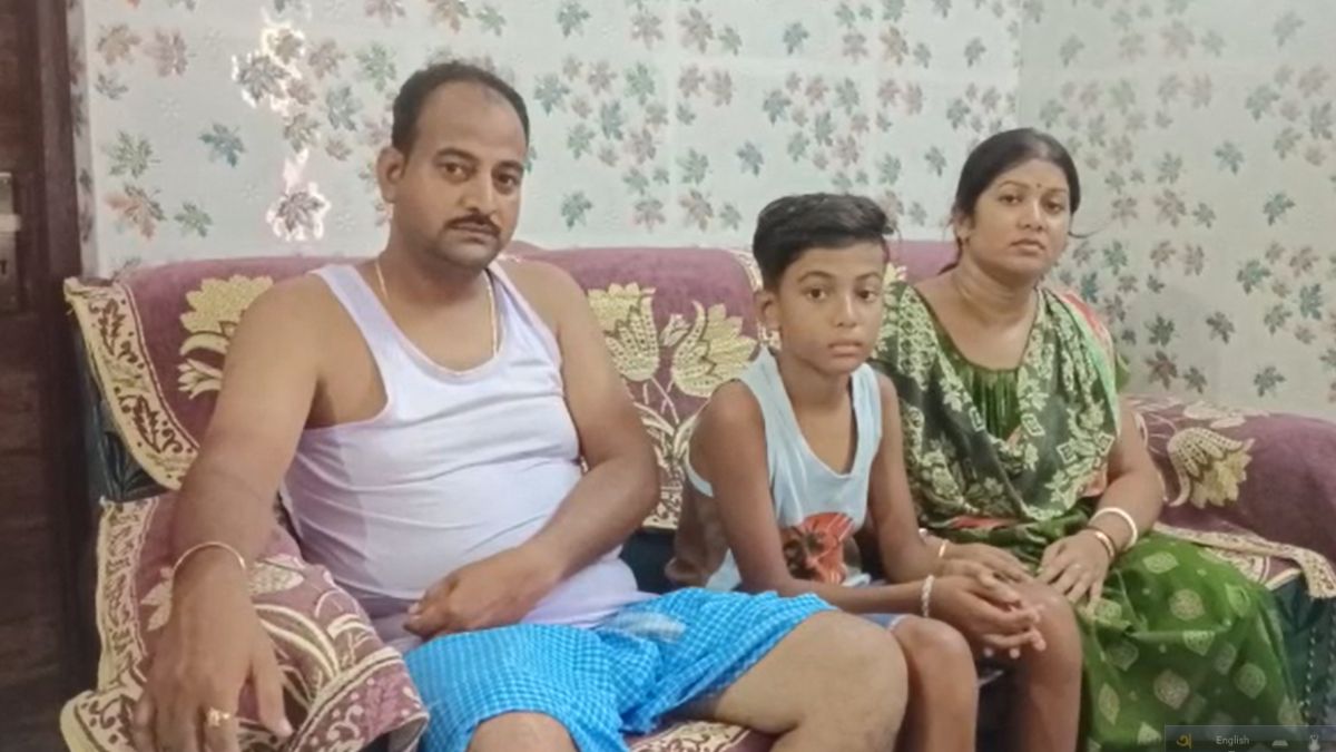 ট্রেন দুর্ঘটনা থেকে বেঁচে ফিরলেন পাল পরিবার ট্রেন দুর্ঘটনা থেকে বেঁচে ফিরলেন পাল পরিবার