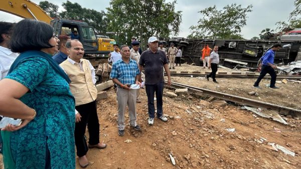  উদ্ধারকাজের প্রশংসা করেও খোঁচা রেলের সুরক্ষা নিয়ে
