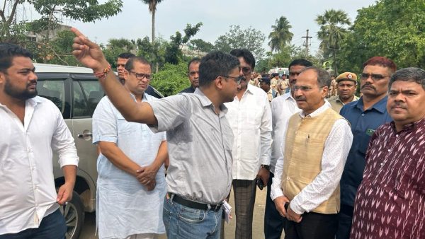  উদ্ধারকাজের প্রশংসা করেও খোঁচা রেলের সুরক্ষা নিয়ে