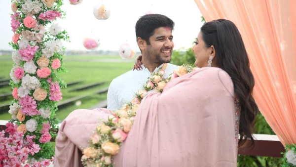 দুজনের পোশাক নজর কেড়েছে 