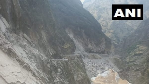 উত্তরাখণ্ডে ভয়াবহ ধস আটকে বহু পর্যটক