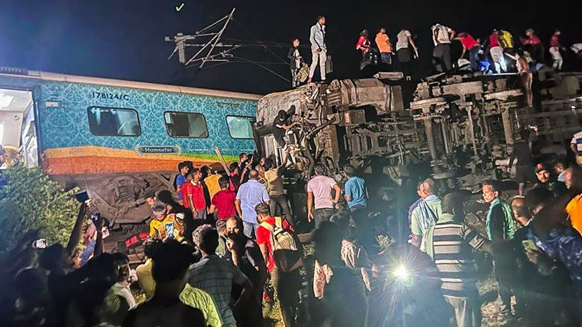ট্রেন দুর্ঘটনা ট্রেন দুর্ঘটনা