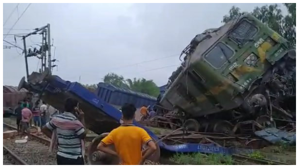বাঁকুড়ায় একই লাইনে দুটি ট্রেন
