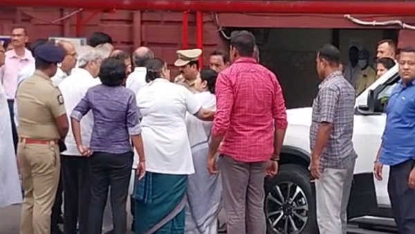 ভর্তির পরামর্শ না মেনেই বাড়ি গেলেন মমতা ভর্তির পরামর্শ না মেনেই বাড়ি গেলেন মমতা