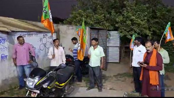অন্যদিকে সোশ্যাল মিডিয়ার দেওয়ালে প্রচারে নেমে পড়েছে বামেরাও। অন্যদিকে সোশ্যাল মিডিয়ার দেওয়ালে প্রচারে নেমে পড়েছে বামেরাও।