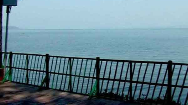 বর্ষায় সমুদ্রের পাড়ে