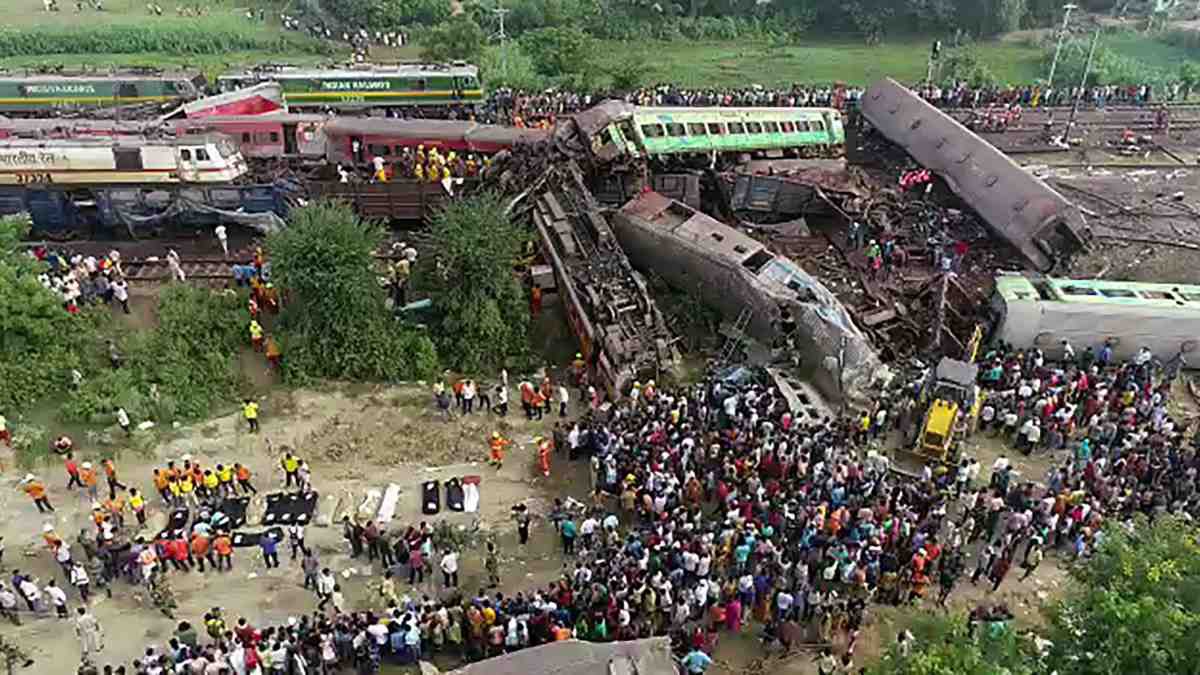 মেন লাইন ছেড়ে লুপ লাইনে ঢুকে পড়াই কাল হল করমণ্ডলের মেন লাইন ছেড়ে লুপ লাইনে ঢুকে পড়াই কাল হল করমণ্ডলের