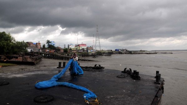 সাগরে শক্তি বাড়িয়ে কোন অভিমুখে ধেয়ে আসবে জোড়া সাইক্লোন
