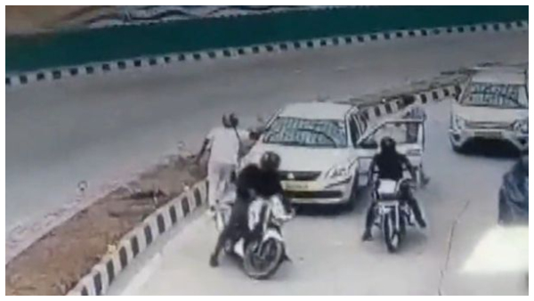 কয়েক সেকেন্টে ছিনতাই ঘুম উড়িয়েছে দিল্লি পুলিশের কয়েক সেকেন্টে ছিনতাই ঘুম উড়িয়েছে দিল্লি পুলিশের