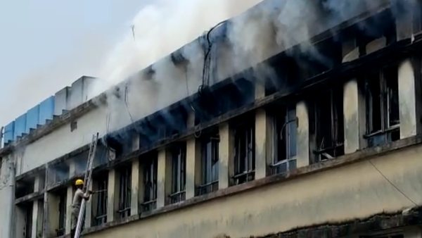 বহুতলের জানলা বেয়ে উঠছে লেলিহান শিখা