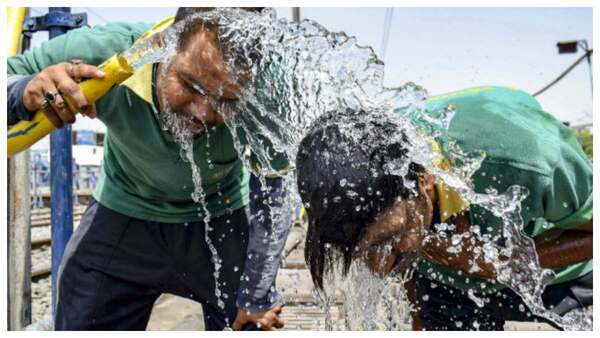 Heat Wave: পশ্চিমবঙ্গে তাপপ্রবাহের দহন জ্বালা এখনই শেষ নয়! সতর্কবার্তা আবহাওয়া দফতরের Heat Wave: পশ্চিমবঙ্গে তাপপ্রবাহের দহন জ্বালা এখনই শেষ নয়! সতর্কবার্তা আবহাওয়া দফতরের