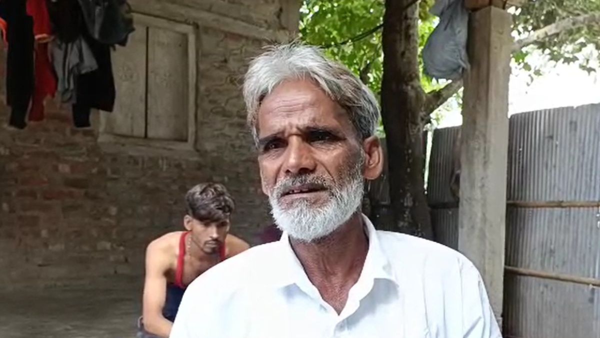 সঙ্গে নেই কেউ একাই প্রচারে ইসলামপুরের বাম প্রার্থী সঙ্গে নেই কেউ একাই প্রচারে ইসলামপুরের বাম প্রার্থী