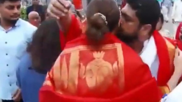 om raut kissing kriti shannon