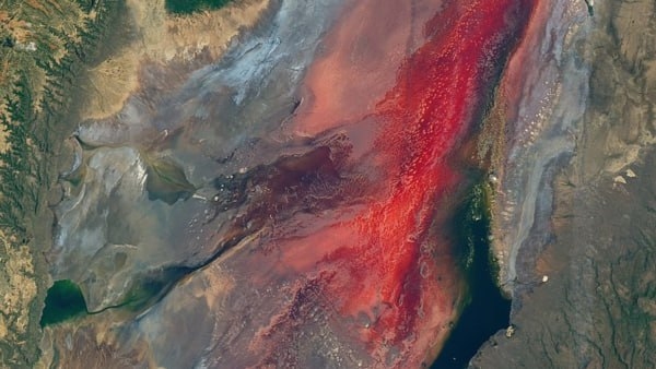 জল স্পর্শ করলেই পাথর জল স্পর্শ করলেই পাথর