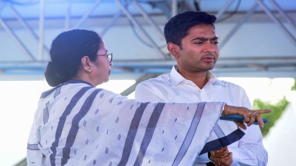 রণকৌশল বৈঠকে মমতার সঙ্গী অভিষেকও