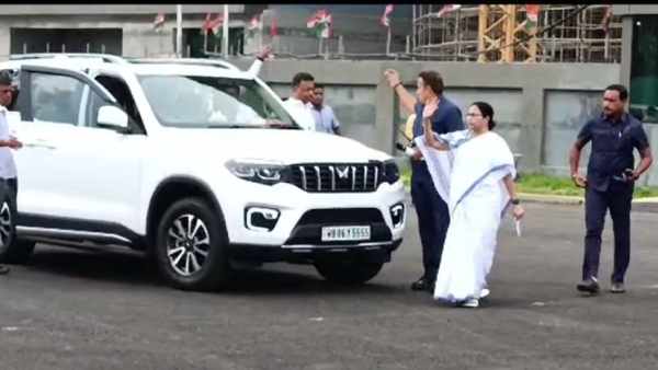 রাজীব সিনহার পাশে দাঁড়ালেন মমতা