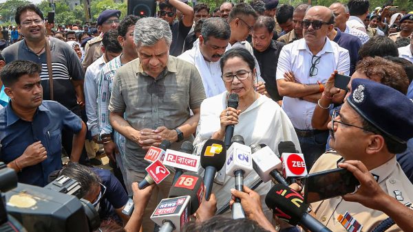 মমতা বন্দ্যোপাধ্যায়কে উদ্দেশ্য করেই কি বার্তা রেলমন্ত্রীর