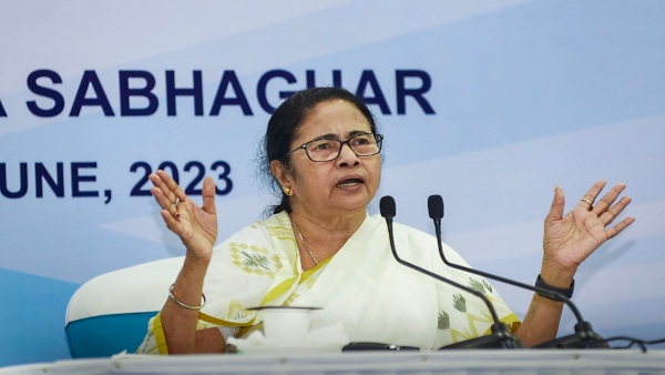 পশ্চিমবঙ্গ দিবস পালনে যুদ্ধ জারি মমতার