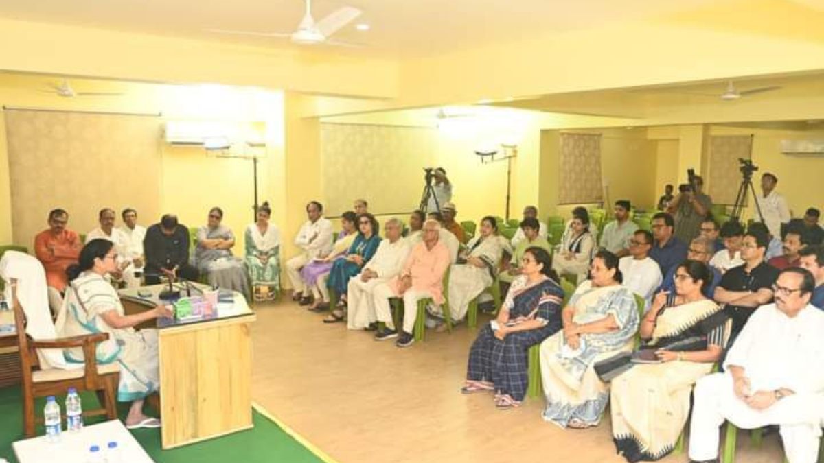 মমতার বাড়িতে বৈঠক মমতার বাড়িতে বৈঠক