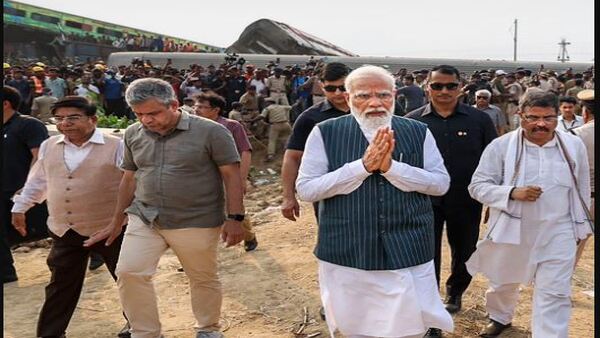 Odisha Train Accident: দুর্ঘটনাস্থল পরিদর্শনের সময়ই ফোনে কথা প্রধানমন্ত্রীর! কাকে কাকে ফোন মোদীর 