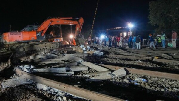 Odisha Train Accident: বালাসোরে এখনও কাজ করে চলেছেন হাজার শ্রমিক! ট্রেন চলাচল স্বাভাবিক ছন্দে ফেরাতে লড়াই
