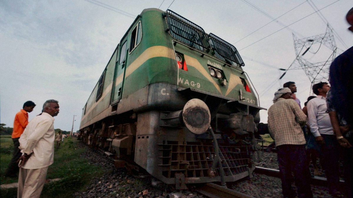 Durg Puri Express-এ অগ্নিকাণ্ডের ঘটনায় আতঙ্ক Durg Puri Express-এ অগ্নিকাণ্ডের ঘটনায় আতঙ্ক