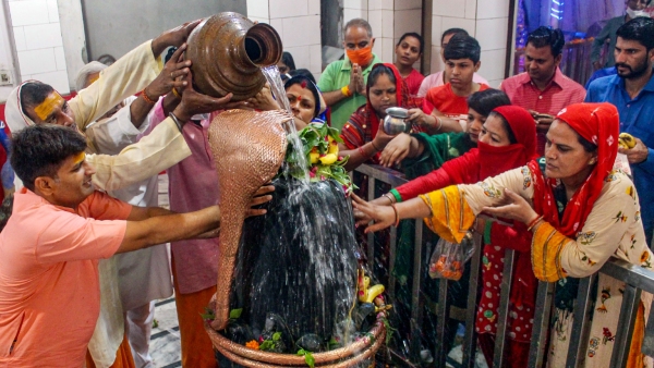 শিব লিঙ্গে জল ঢালুন