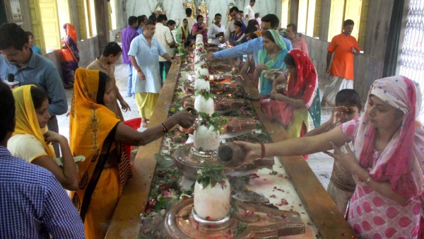  ভোলেবাবাকে দুধ অর্পণ করুন